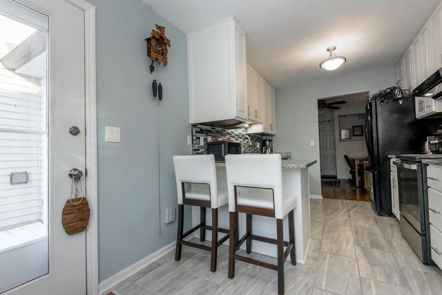 323 Riverview DRIVE, Delafield, WI 53018