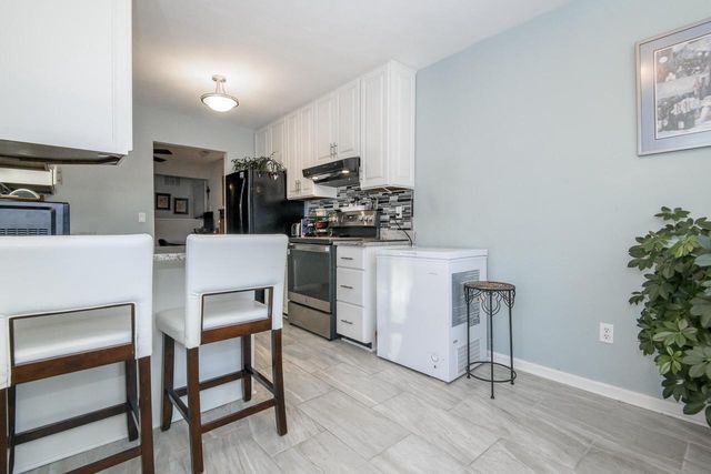 323 Riverview DRIVE, Delafield, WI 53018