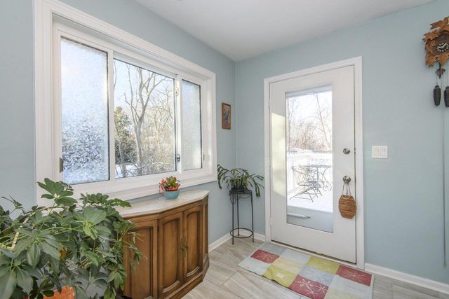 323 Riverview DRIVE, Delafield, WI 53018