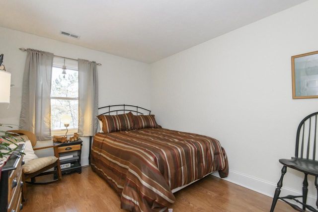 323 Riverview DRIVE, Delafield, WI 53018