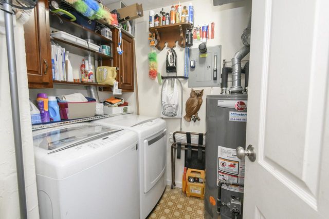 323 Riverview DRIVE, Delafield, WI 53018