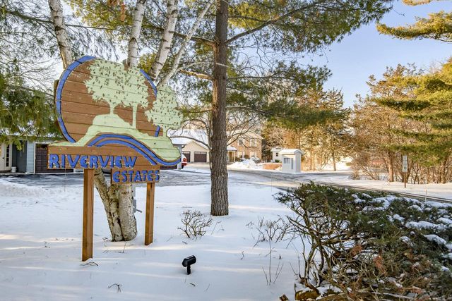 323 Riverview DRIVE, Delafield, WI 53018