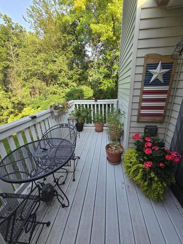 323 Riverview DRIVE, Delafield, WI 53018