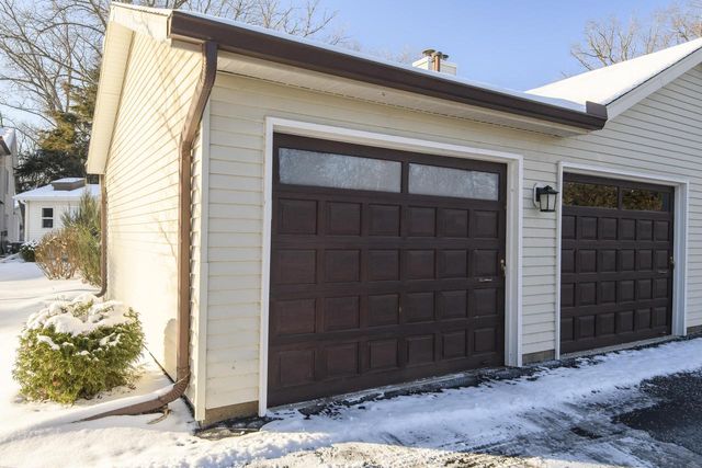 323 Riverview DRIVE, Delafield, WI 53018