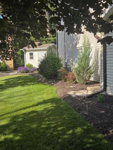 323 Riverview DRIVE, Delafield, WI 53018