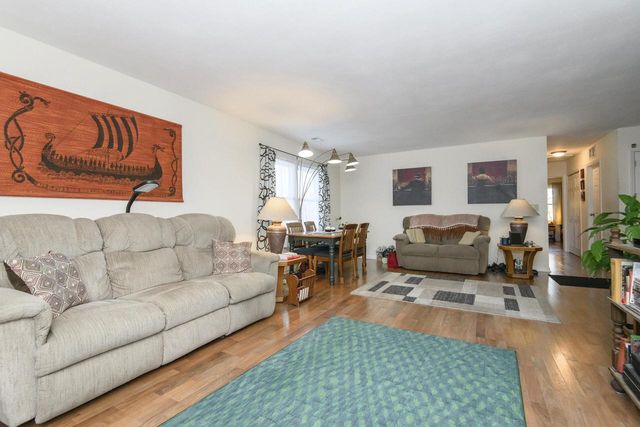 323 Riverview DRIVE, Delafield, WI 53018