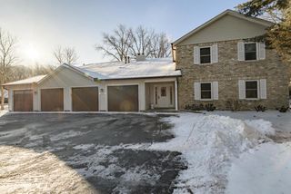 323 Riverview DRIVE, Delafield, WI 53018