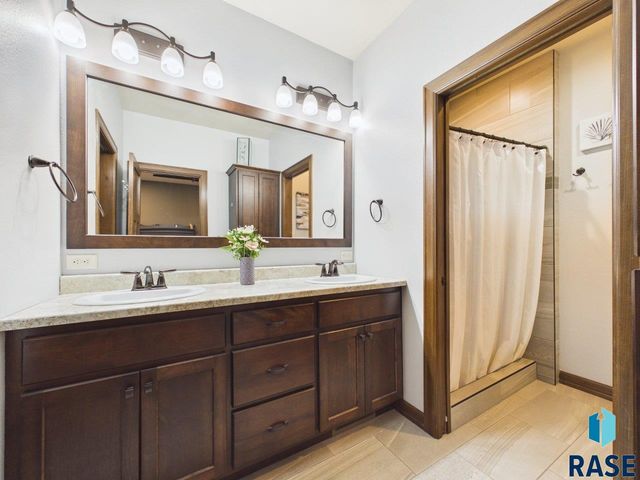 713 N Garnet Cir Circle, Brandon, SD 57005