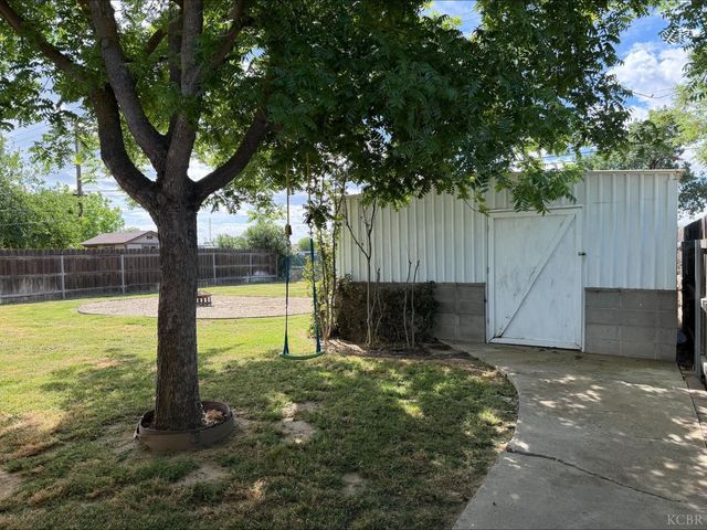 413 E Terrace Drive, Hanford, CA 93230