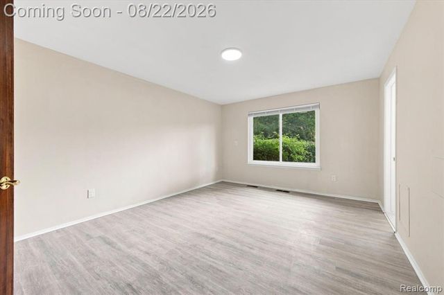 6874 Little Creek Drive, Troy, MI 48085