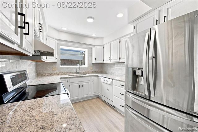 6874 Little Creek Drive, Troy, MI 48085