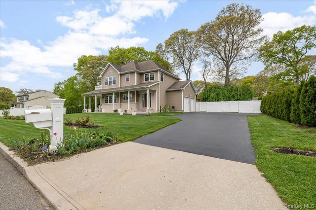 8 Manhattan Avenue, Centereach, NY 11720