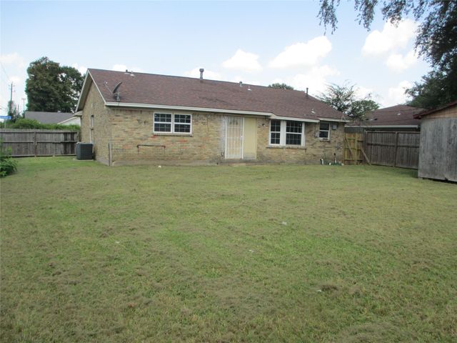 4504 Hemlock Drive, Baytown, TX 77521