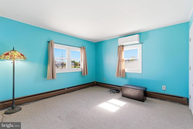 154 PINEWOOD DR, Levittown, PA 19054