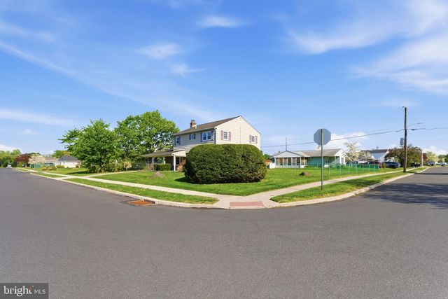 154 PINEWOOD DR, Levittown, PA 19054