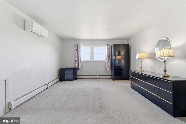 154 PINEWOOD DR, Levittown, PA 19054
