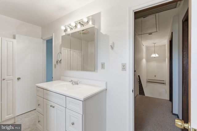 154 PINEWOOD DR, Levittown, PA 19054