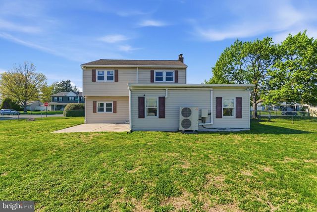 154 PINEWOOD DR, Levittown, PA 19054