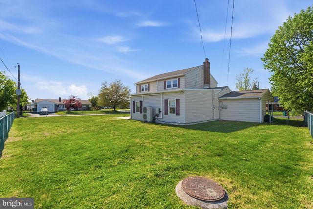 154 PINEWOOD DR, Levittown, PA 19054