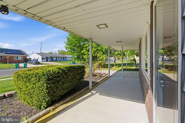 154 PINEWOOD DR, Levittown, PA 19054