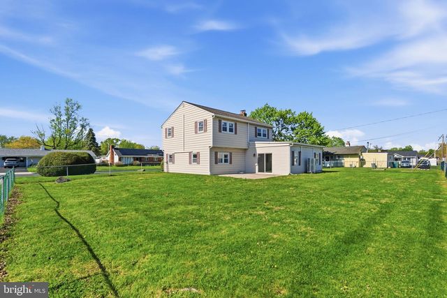 154 PINEWOOD DR, Levittown, PA 19054