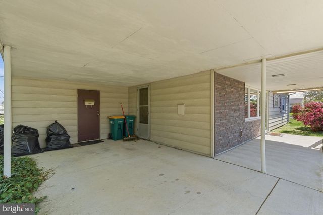 154 PINEWOOD DR, Levittown, PA 19054