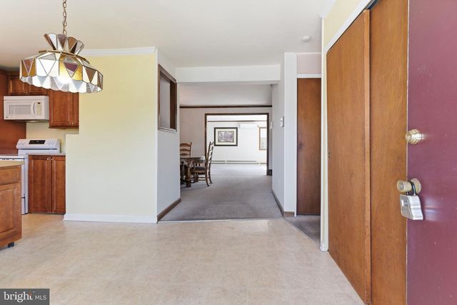 154 PINEWOOD DR, Levittown, PA 19054