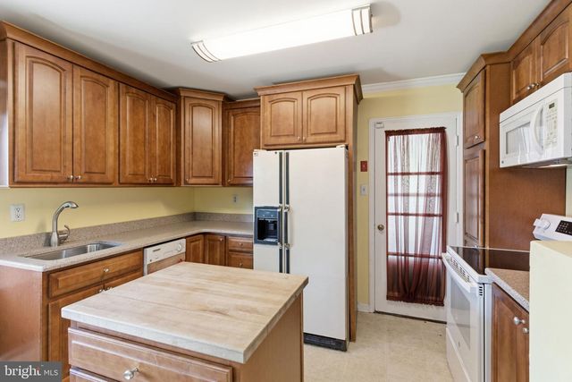 154 PINEWOOD DR, Levittown, PA 19054