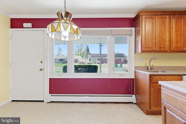 154 PINEWOOD DR, Levittown, PA 19054
