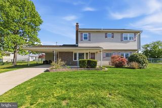 154 PINEWOOD DR, Levittown, PA 19054