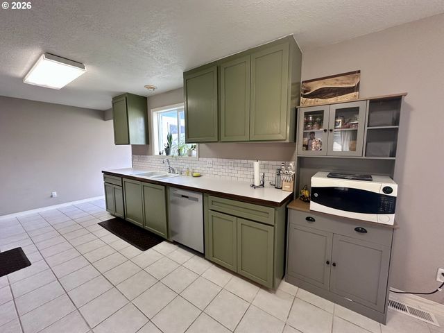 169 W CHESTNUT St, Union, OR 97883