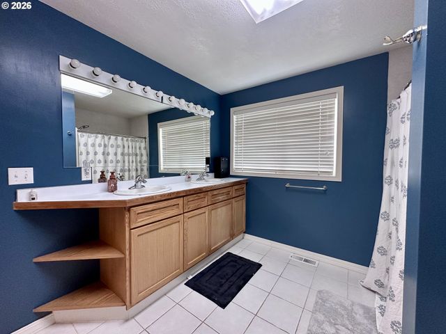 169 W CHESTNUT St, Union, OR 97883