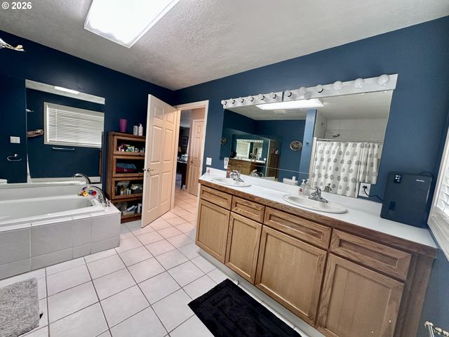 169 W CHESTNUT St, Union, OR 97883