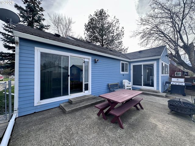 169 W CHESTNUT St, Union, OR 97883