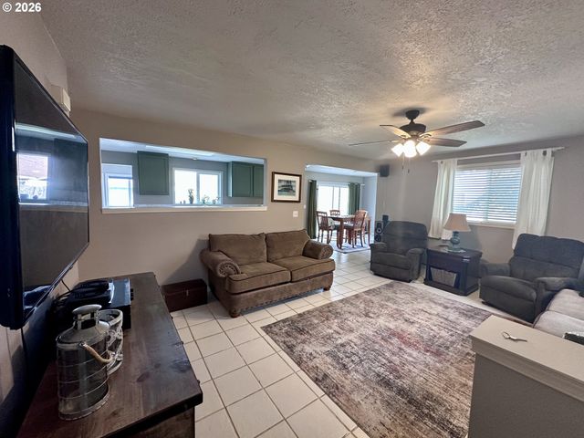 169 W CHESTNUT St, Union, OR 97883