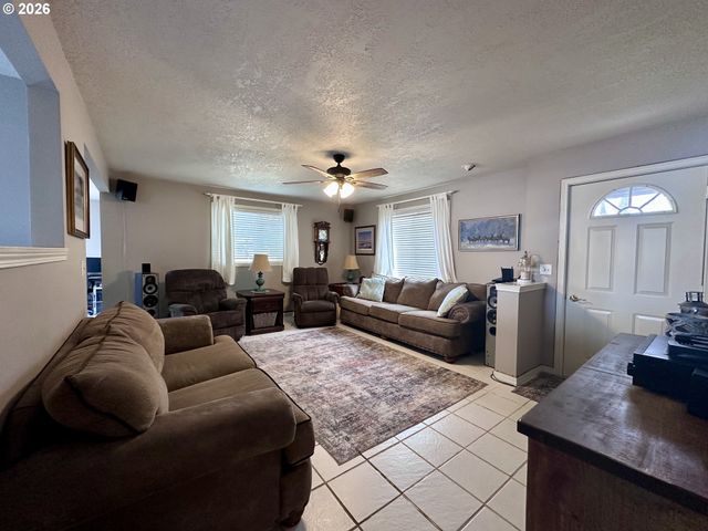 169 W CHESTNUT St, Union, OR 97883