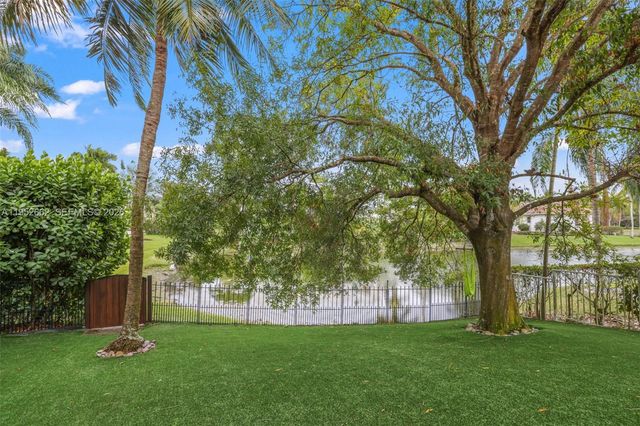 10502 Kestrel St, Plantation, FL 33324