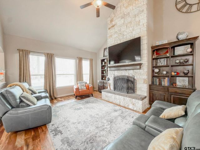 302 Parkview CT, Whitehouse, TX 75791