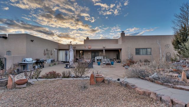 16 Via De Estrellas A, Santa Fe, NM 87506