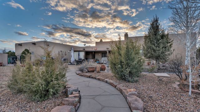 16 Via De Estrellas A, Santa Fe, NM 87506