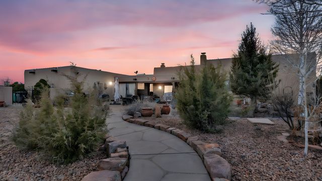 16 Via De Estrellas A, Santa Fe, NM 87506