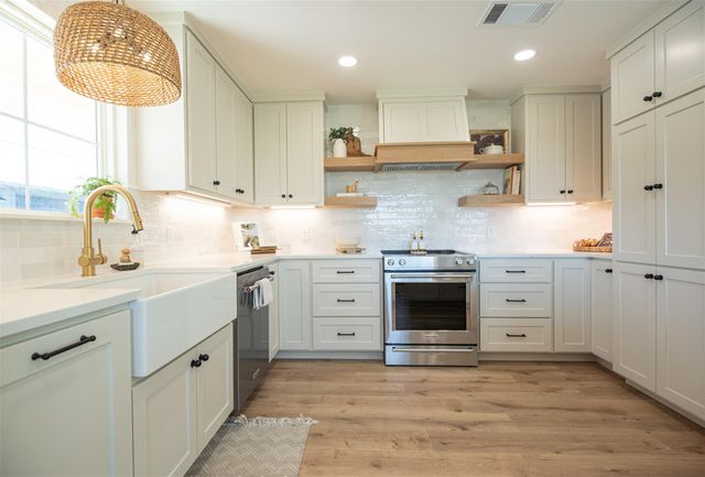 202 Stadium View DR, Marble Falls, TX 78654