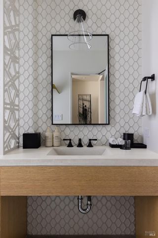 21 Lawley Ln, Calistoga, CA 94515