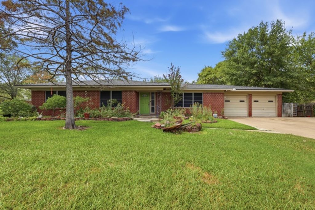 900 Esther Boulevard, Bryan, TX 77802 — exterior