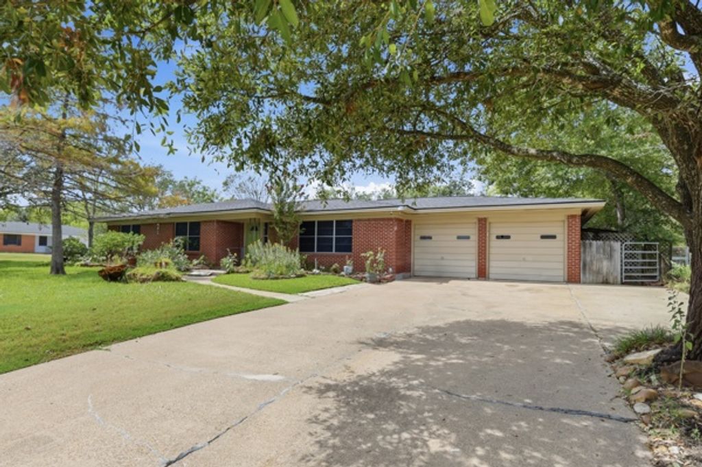 900 Esther Boulevard, Bryan, TX 77802 — photo 2