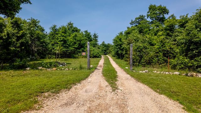 10254 Stella Way, Birch Tree, MO 65438