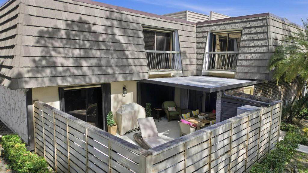 1001 10th Terrace, Palm Beach Gardens, FL 33418