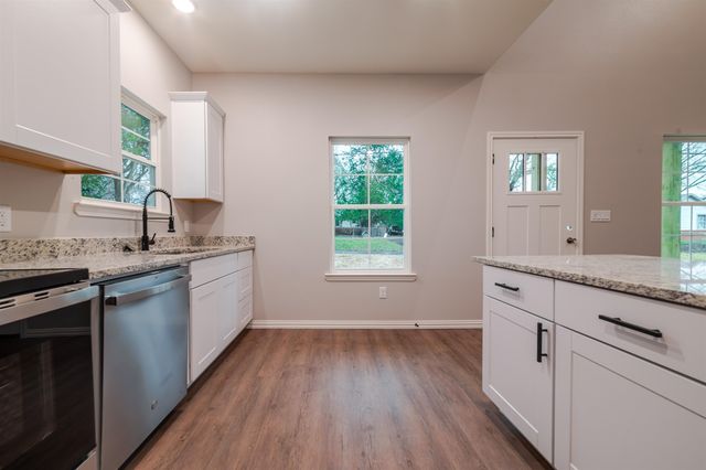 1007 N Rodeo St, Gladewater, TX 75647