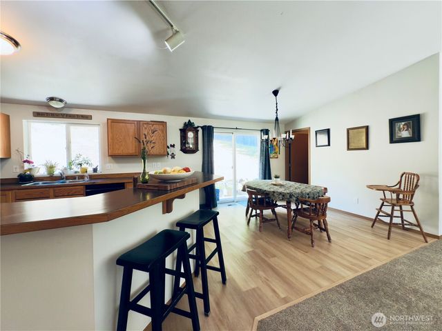 2037 Delameter Road, Castle Rock, WA 98611