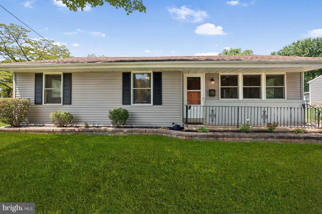 5 CENTER ST, Moorestown, NJ 08057